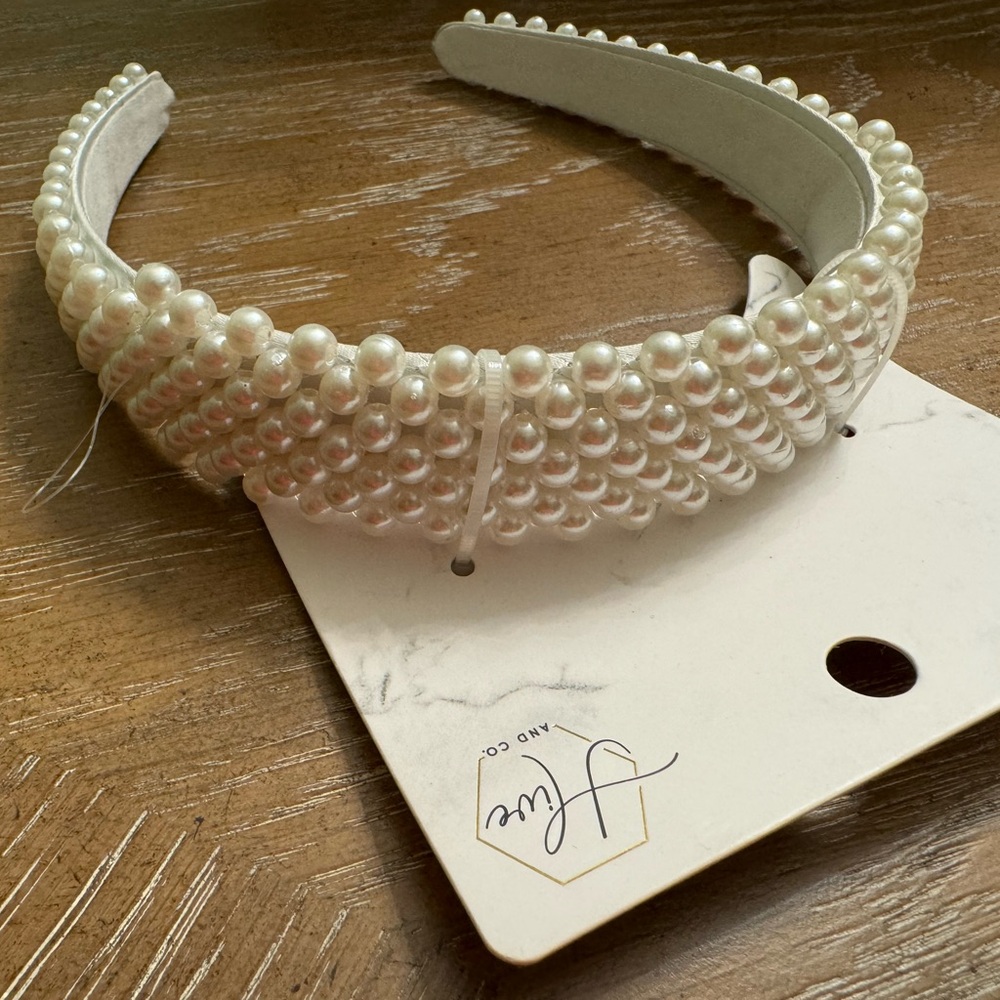 Headband. Pearl white.